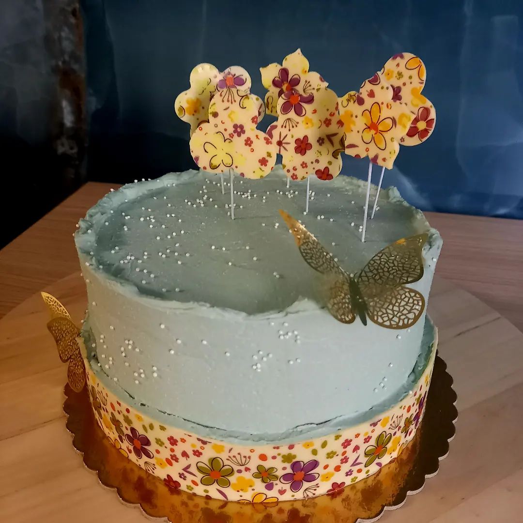 Kakaový korpus, krém z mascarpone a čokolády dozdobený kvítky